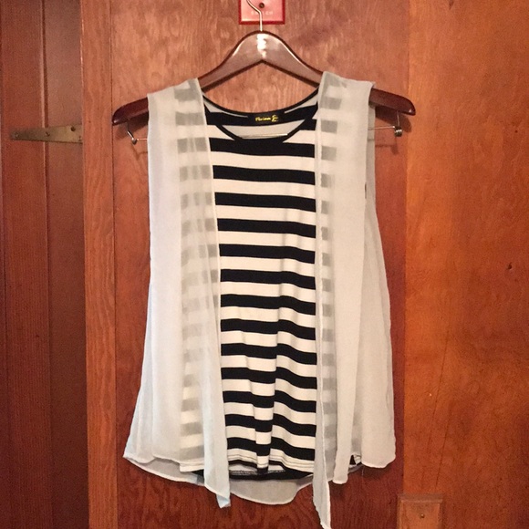 Tops - Beautiful summer tank 💛